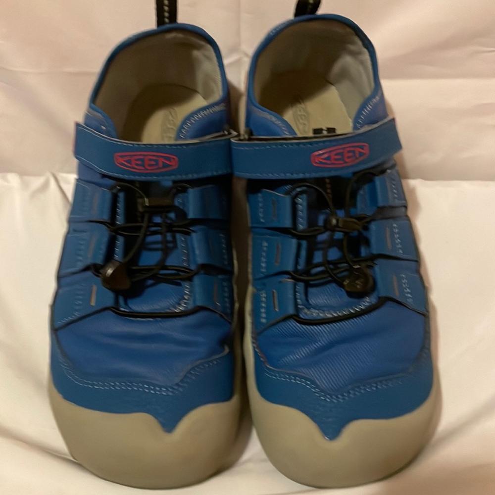 Blue Keen sneakers.